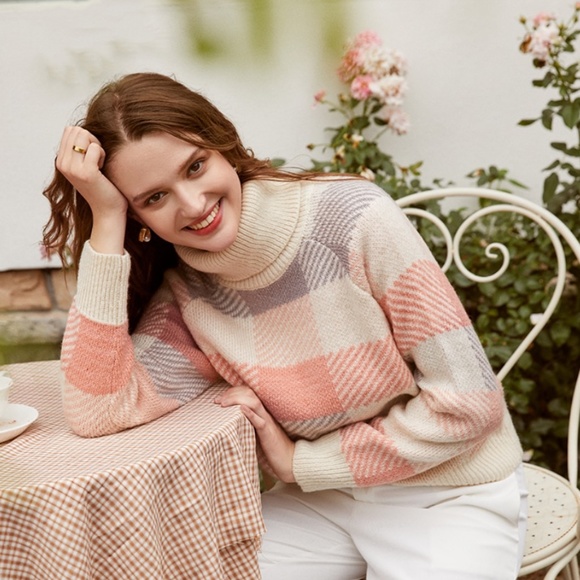 🎥 Colorblock Turtleneck Pullover Sweater - Picture 5 of 13